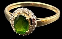 Auktion 365<br>Goldring-585- mit grünen Peridod, umringt von klaren Steinen, 3,1 gr., RG 63