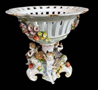 Auktion 365<br>gr. Tafelaufsatz "Schierholz"  Plaue, umlaufend 3 Putti und aufgesetzte Blüten, H-20 cm, D-20 cm