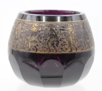 Auktion 365<br>Art Deco-Vase, Moser, Amethystglas, facettetierte Kugelform, figürlich geätzter Fries mit Figuren, vergoldet (l. berieben), Boden sign. Moser Karlsbad Cecho Slovakia, 20er/30er Jahre, ca. H-11,5cm ca. D-14cm
