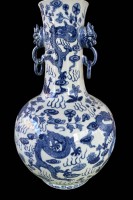 Auktion 365<br>gr. China Vase mit Blaumalerei, Drachendekor, 6 Zeichen Marke, H-50 cm, Henkel mit Ringen
