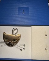 Auktion 365<br>Pierre lang grosser Katzenkopf Anhänger bzw. Brosche, vergoldet, neu in OVP, anbei Paar  kl. Ohrstecker, Kopf-Schnurrhaare B-9 cm