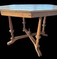 Auktion 365<br>gr. achteckiger  Natur-Weichholz-Tisch, leichte Gebrauchsspuren, 19.Jhd., H-73 cm, D-100 cm
