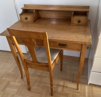 Auktion 365<br>kl. Schreibtisch mit passenden Stuhl, wohl Birke, H-92 cm maximal, 89x54 cm