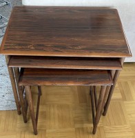 Auktion 365 / Los 14010 <br>vintage dänische 3-Satz Tischchen, wohl Palisander, Rasmus Solberg-Etikett, H- max. 50 cm, 54x37 cm