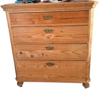 Auktion 365 / Los 14011 <br>4-schübige Weichholzkommode, natur,  H-97 cm,  90x47 cm, Gebrauchsspuren