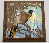 Auktion 365<br>gr. Untersetzer mit Fayence-Platte und Spieluhr, bemalt, Werk läuft, frz. beschriftet "Le Favori", 27x27 cm, H-5 cm, sehr guter Zustand