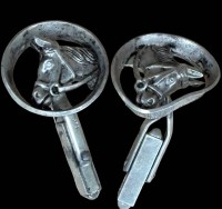 Auktion 365<br>Paar Silber-835- Manchettenknöpfe mit  Pferdeköpfen, 1x verdellt, 13,3 gr.