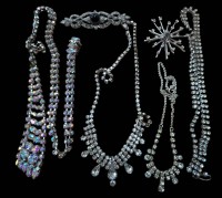 Auktion 365<br>6x div. Strass-Schmuck, 4x Ketten/Colliers, 2x Broschen