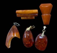 Auktion 365<br>5x Bernstein-Anhänger und Nadeln