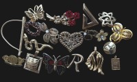 Auktion 365<br>18x div. Anhänger und Nadeln, grossteils Double