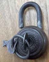 Auktion 365<br>altes Eisen-Vorhängeschloss mit 2 Schlüssel
