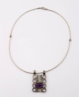 Auktion 365<br>Design-Anhänger in 835er Silber mit Amethyst, an 835er Kette, zus. , Anh. ca-L-3,8cm, 22,5gr.