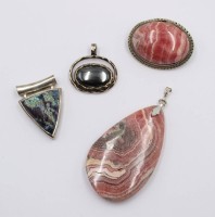 Auktion 365<br>Konvolut, 3x Anhänger mit Silbermontur sowie 1x Brosche, ca. Anh. L-7cm