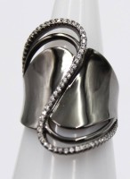 Auktion 365<br>Design-Silber-Ring, 925er Silber, besetzt mit klaren Steinen, 8,7gr., RG 56