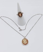 Auktion 365<br>Halskette mit Camé-Anhänger sowie passender Ring, je 835er Silber, Ring mit offener Schiene, zus. ca. 13,6gr., Kette L-42cm Anh. L-2,8cm