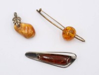 Auktion 365<br>3x div. Silber-Broschen mit Bernsteinen, 1x Fischland, zus. ca. 23,3gr., L-ca. 7,5cm