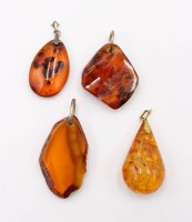Auktion 365<br>4x div. Bernsteinanhänger, zus. 32,7gr., ca. L-6cm