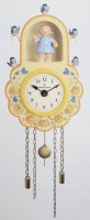 Auktion 365<br>Wanduhr gelb mit Mädchen und Vogel, Wendt &amp; Kühn, Erzgebirge, in orig. Karton, ca. H-14cm