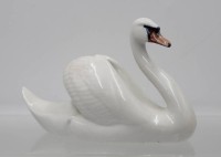 Auktion 365 / Los 8023 <br>Schwan, Royal Copenhagen, Entw. Erik Nielsen 1906, Modellnr. 755, leicht staffiert in naturalistsichen Farben, L-17 cm