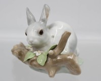 Auktion 365<br>Figur, Lladro Spain, Kaninchen, polychr. Bemalung in Unterglasur, ca. H-8,5cm