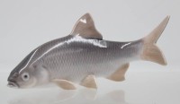 Auktion 365<br>Fisch, Royal Copenhagen, Dänemark, 20. Jhd., Modellnr. 2675, in Unterglasurfarben, H-7,5cm L-16cm