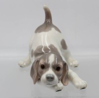 Auktion 365<br>spielender Welpe, Lladro Spain, in Untertglasurfarben, Schwanzspitze min. Chip, H-10,5cm L-15cm