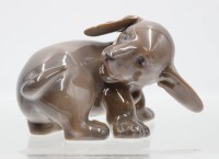 Auktion 365 / Los 8034 <br>Dackelwelpe, Royal Copenhagen, Entw. Olaf Mathiasen, Modellnr. 1407, polychr. Bemalung in Unterglasurfarben, H-7,2cm B-11cm