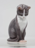 Auktion 365 / Los 8035 <br>Sitzende Katze, Bing &amp; Gröndahl, Modellnr. 1876, H-12,5cm