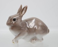 Auktion 365 / Los 8040 <br>Kaninchen, Bing &amp; Gr&ouml;ndahl, Entw. Karl Otto Johansen, Modellnr. 2422, Unterglasurfarben, ca. H-9,5cm