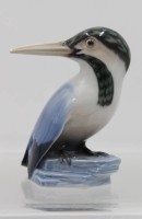 Auktion 365 / Los 8041 <br>Eisvogel, Royal Copenhagen, Entw. Dahl-Jensen, Modellnr. 407, Unterglasurfarben, ca. H-11,2cm, Schleifstrich