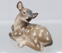 Auktion 365<br>liegendes Rehkitz, Royal Copenhagen, 20. Jhd., Modellnr. 2609, Entw. Knud Kyhn, polychr. Bemalung in Unterglasurfarben, ca. H-12cm B-17cm