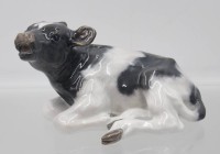 Auktion 365 / Los 8044 <br>liegendes Kalb, Royal Copenhagen, Entw. Christian Thomsen, Modellnr. 1072, H-9,5 cm, L-16 cm