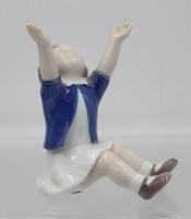 Auktion 365 / Los 8045 <br>Bing &amp; Gr&ouml;ndahl, M&auml;dchen, Unterglasurbemalung, Modellnr. 2324, H-11,5 cm