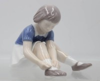 Auktion 365<br>Bing &amp; Gröndahl, Mädchen, Unterglasurbemalung, Modellnr. 2317, H-10cm