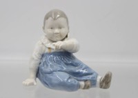 Auktion 365<br>Kinderfigur, Royal Copenhagen, Modellnr. 1517, Unterglasurfarben, H-9,5cm