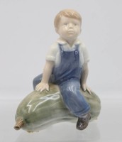 Auktion 365<br>Junge auf Kürbis sitzend, Royal Copenhagen, Entw. J.Nissen, Modellnr. 4539, H-12cm