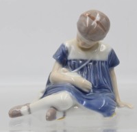 Auktion 365 / Los 8049 <br>Sitzendes M&auml;dchen mit Puppe, Bing &amp; Gr&ouml;ndahl, Modellnr. 1526, Entw. Ingeborg Plockross-Irminger, polychrome Unterglasurmalerei, H-9cm