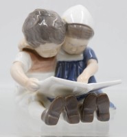 Auktion 365<br>Lesende Kinder, Bing &amp; Gröndahl, Modellnr. 1567, H-10cm