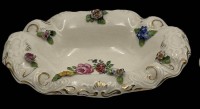 Auktion 365 / Los 8052 <br>kl. ovale Schale "Schierholz", aufgesetzte Blüten, tw. bestossen,  ca. 18x14 cm