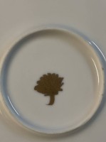 Auktion 365<br>gr. Prunk-Platte, handbemalt und mit  Reliefdekor, wohl Frankreich, D-31 cm