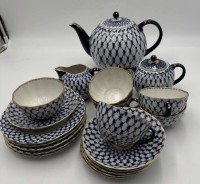 Auktion 365<br>Teeservice für 6 Personen "Lomonossov" Netzdekor mit Goldstaffage, Teekern, 6 Tassen, 6 U.T., 5 Kuchenteller,20 Teile, Kannenhöhe 17 cm