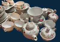 Auktion 365<br>ca. 60 tg. Teeservice mit handgemalten Friesenrosen, mit Stövchen, Schalen, Teedosen etc. usw., 2 Teile mit Chip,  zwei verschiedene Manufakturen