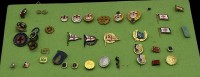 Auktion 365 / Los 7004 <br>36x div. Pins und Miniaturen, auch HJ Abzeichen etc?