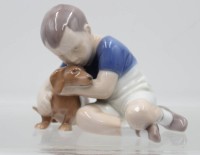Auktion 365<br>Junge mit Dackel, Bing &amp; Gröndahl, Kopenhagen, 20. Jhd., Entw. Ingeborg Plockross-Irminger, Modellnr. 1951, Unterglasurfarben, ca. H-10cm