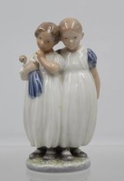 Auktion 365<br>Zwei Mädchen mit Puppe, Royal Copenhagen, Modellnr. 939, Entw. Christian Thomsen (1860-1921), polychrom bemalt in Unterglasurfarben, H-15,5 cm