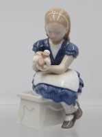 Auktion 365<br>Blumen der Ida, Bing &amp; Gröndahl, Modellnr. 2298, polychr. Bemalung in Unterglasur, H-14,5cm