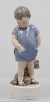 Auktion 365<br>Junge mit Teddy, Royal Copenhagen, Entw. Ada Bonfils, Modellnr. 3468, polychrom bemalt in Unterglasurfarben, H-18 cm