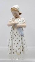 Auktion 365<br>Mary, Bing &amp; Gröndahl, Mädchen mit Puppe, Entw. Ingeborg Plockross Irminger, Modellnr. 1721, polychrom bemalt in Unterglasurfarben, H- 19cm