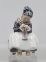 Auktion 365<br>strickendes Amager Mädchen, Royal Copenhagen, Entw. Lotte Benter, Modellnr. 1314, H-15 cm
