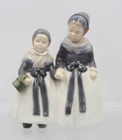 Auktion 365<br>Amager Mädchen, Royal Copenhagen, Entw. Lotte Benter, polychrome Unterglasurmalerei, Modellnr. 1316, 1 Schleifstrich, H- 18,5cm